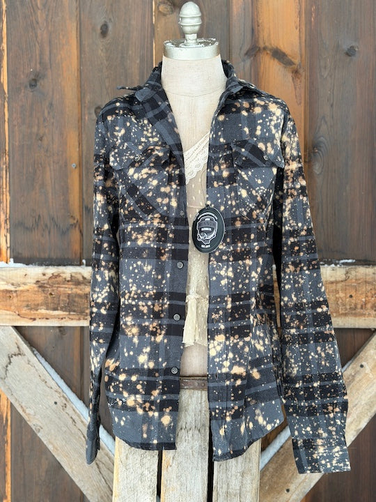 Live like someone left the gate open Art Flannel- Distressed Black